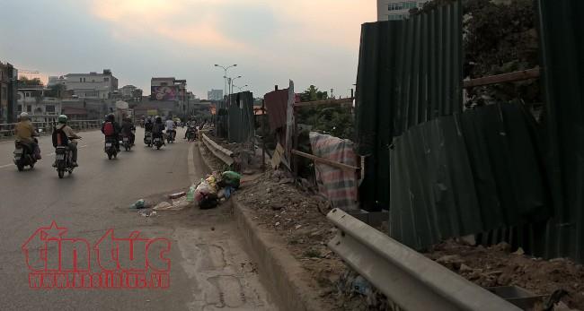 Nút giao Thụy Khuê – Văn Cao ngổn ngang rác thải ảnh 1